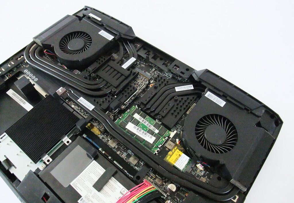 MSI GT73 Titan Inside