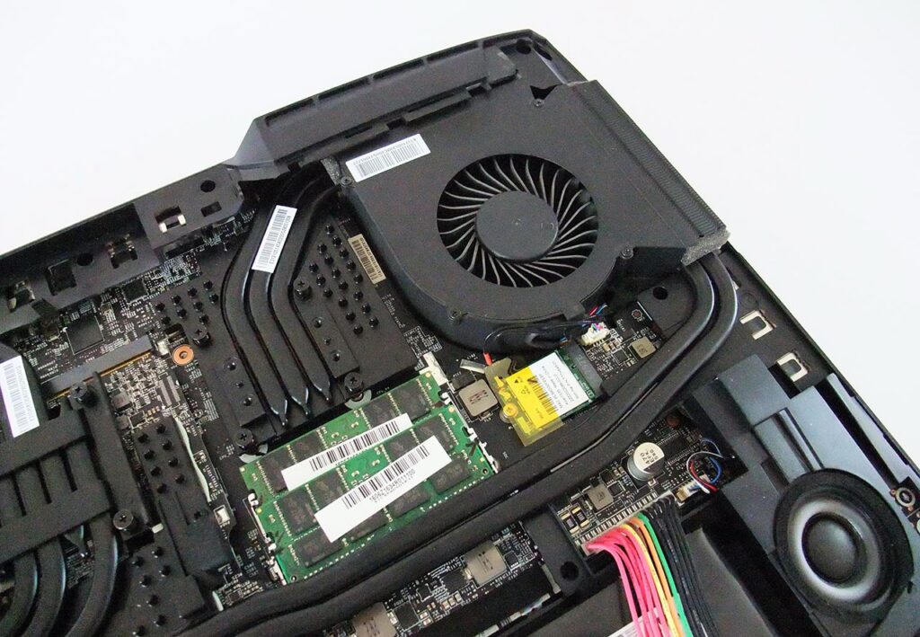 MSI GT73 Titan Inside
